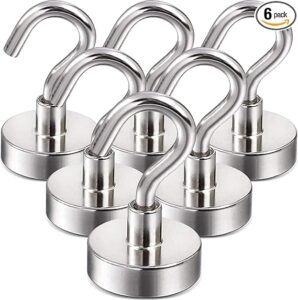 Magnetic hooks for cruises